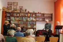 Zdjęcie prezentuje spotkanie poetycko-muzyczne „Z poezją, piosenką i dobrym humorem” w ramach Powiatowego Klubu Książki, które odbyło się 20 marca 2024 r. o godz. 12:00 w Powiatowej Bibliotece Publicznej w Puławach.
