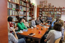 Zdjęcie prezentuje szkolenie „Dobrostan biblioteczny”, które poprowadziła Karolina Suska dla bibliotekarzy z terenu powiatu puławskiego zorganizowane przez Powiatową Bibliotekę Publiczną w Puławach w dniu 27 lutego 2024 r.