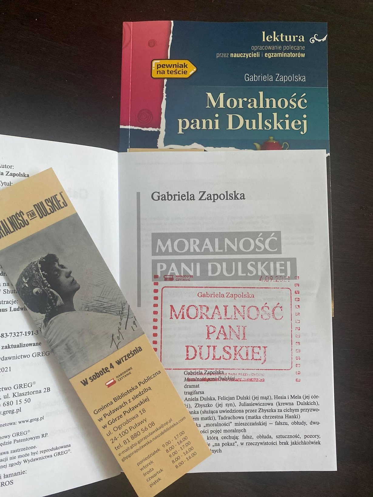 Zdjęcie prezentuje egzemplarze dramatu "Moralności Pani Dulskiej" wraz z okolicznościową pieczęcią.