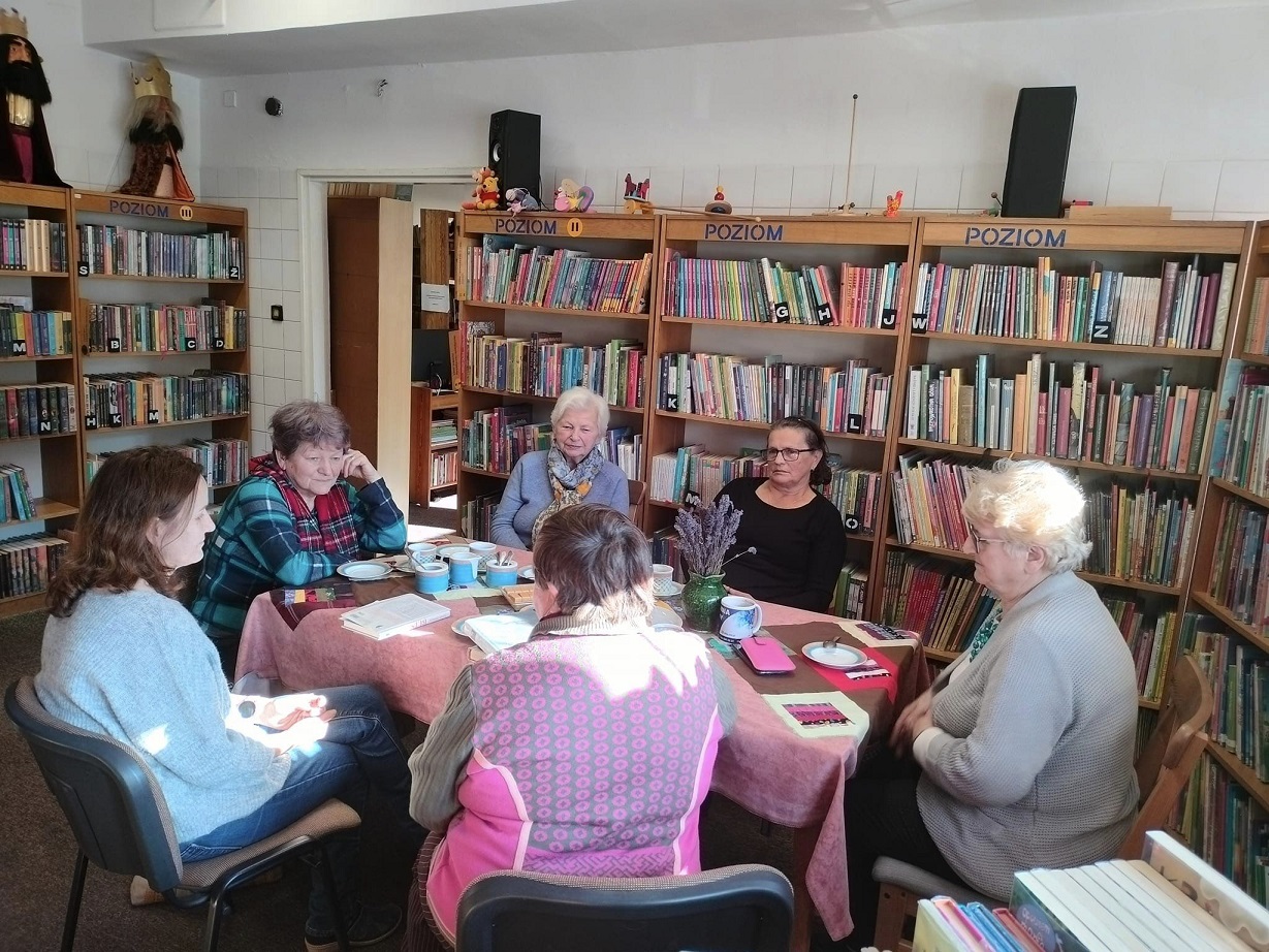 Zdjęcie prezentuje lutowe spotkanie kazimierskiego Dyskusyjnego Klubu Książki.