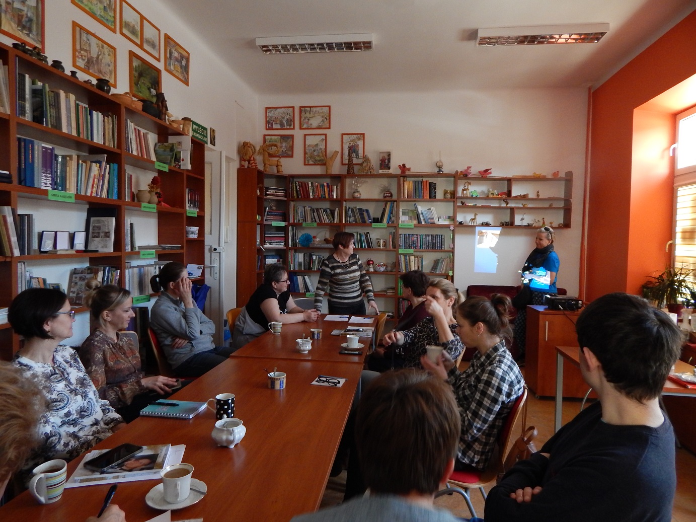  Zdjęcie prezentuje szkolenie zorganizowane przez Powiatową Bibliotekę Publiczną w Puławach, podczas którego Zofia Piątkowska-Wolska, redaktor naczelna Wydawnictwa Tibum opowiedziała o papierowym teatrzyku Kamishibai.