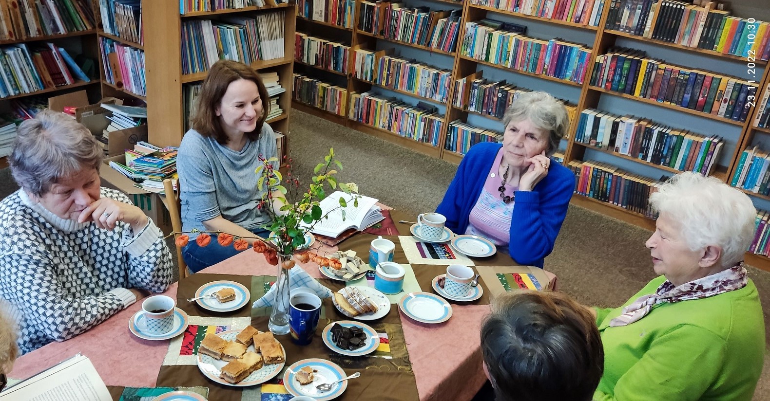 Zdjęcie prezentuje listopadowe spotkanie kazimierskiego Dyskusyjnego Klubu Książki.