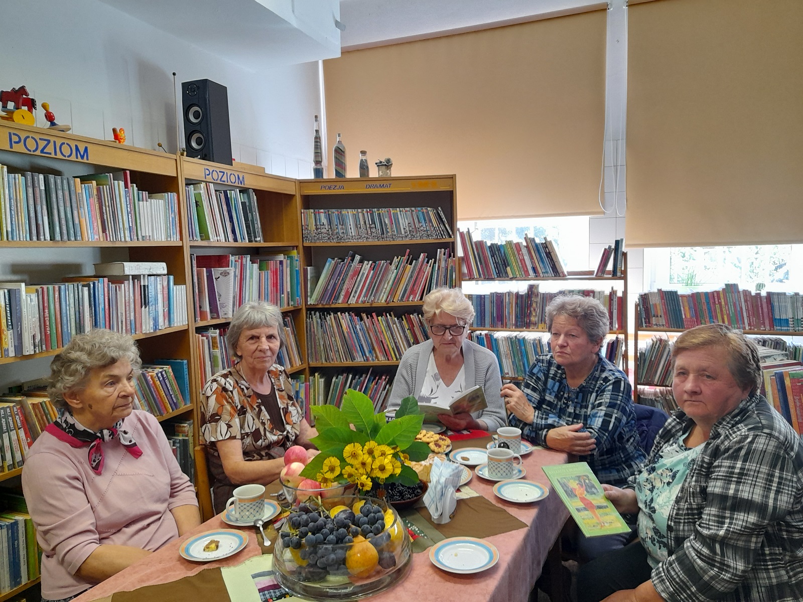 Zdjęcie prezentuje spotkanie kazimierskiego Dyskusyjnego Klubu Książki.