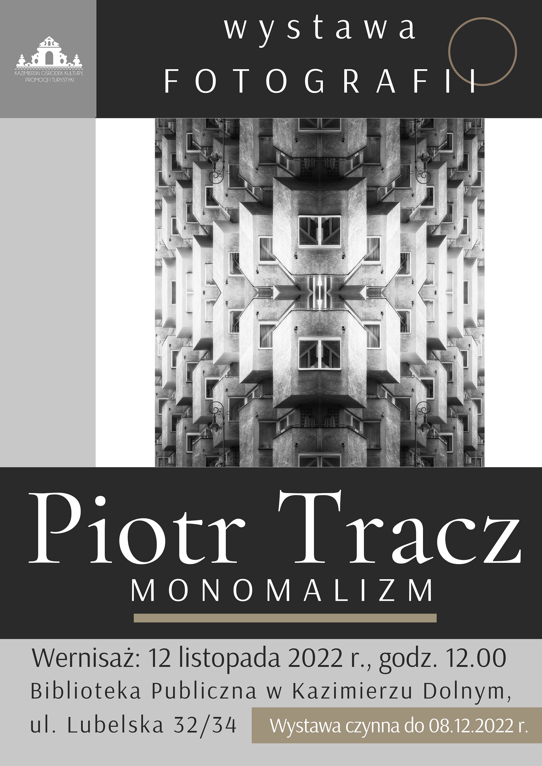 Zdjęcie prezentuje plakat zapraszający na wystawę fotografii Piotra Tracza w kazimierskiej bibliotece.