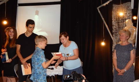 Zdjęcie przedstawia uroczyste wręczenie nagród, którego dokonały dyrektor MDK, Mariola Błazik i dyrektor PBP, Danuta Szlendak.