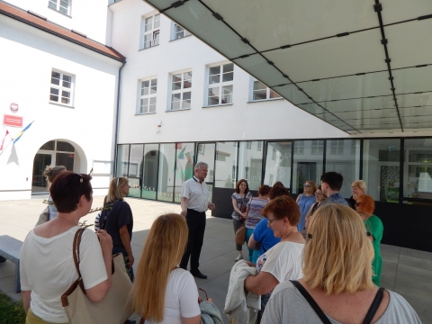 Zdjęcie prezentuje zwiedzanie Gminnego Zespołu Szkół w Kazimierzu Dolnym w ramach Dnia Bibliotekarza.