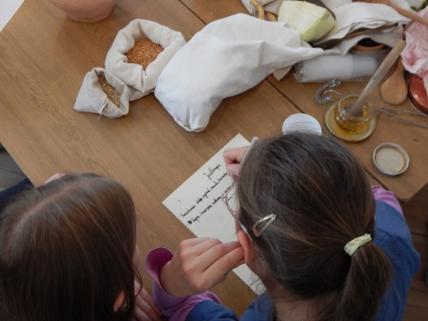 Zdjęcie przedstawia imprezę kulturalną „Jak dawniej gotowano” w ramach projektu „Ochrona i wykorzystanie zasobów dziedzictwa materialnego i niematerialnego dotyczącego obserwatorium astronomicznego w Puławach”.