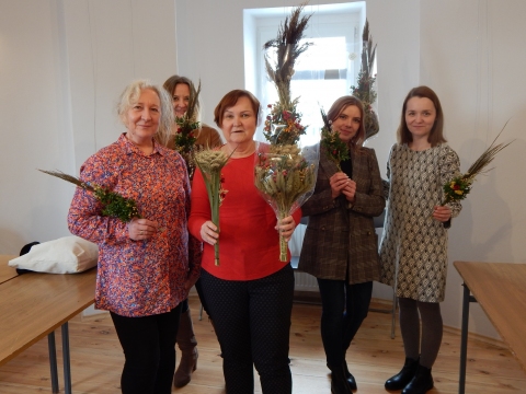 Zdjęcie przedstawia imprezę kulturalną „Jak dawniej świętowano” w ramach projektu „Ochrona i wykorzystanie zasobów dziedzictwa materialnego i niematerialnego dotyczącego obserwatorium astronomicznego w Puławach”.