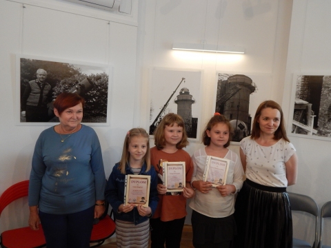 Zdjęcie prezentuje uroczyste wręczenie nagród w powiatowym konkursie plastycznym „Z wizytą w bajkowym świecie Marii Konopnickiej”. 