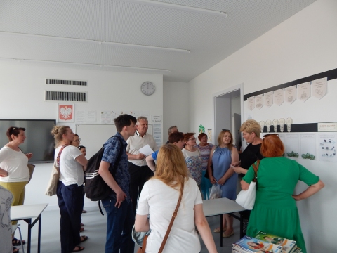 Zdjęcie prezentuje zwiedzanie Gminnego Zespołu Szkół w Kazimierzu Dolnym w ramach Dnia Bibliotekarza.