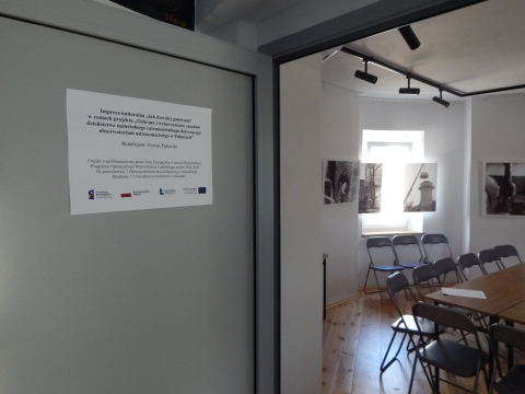 Tablica opisująca wydarzenie „Jak dawniej gotowano” w ramach projektu „Ochrona i wykorzystanie zasobów dziedzictwa materialnego i niematerialnego dotyczącego obserwatorium astronomicznego w Puławach”.