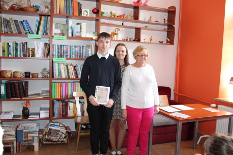 Zdjęcie prezentuje wręczenie nagród w powiatowym konkursie plastycznym „Wkomponuj Stefana Żeromskiego w pejzaż Nałęczowa”  które odbyło się 21 maja 2025 r. w siedzibie Powiatowej Biblioteki Publicznej w Puławach.