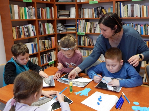 Zdjęcie przedstawia wizytę grupy „Puchatki” z Publicznego Przedszkola Integracyjnego w Puławach w Powiatowej Bibliotece Publicznej w Puławach.