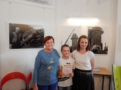Zdjęcie prezentuje uroczyste wręczenie nagród w powiatowym konkursie plastycznym „Z wizytą w bajkowym świecie Marii Konopnickiej”. 