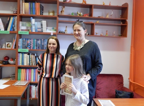 Zdjęcie prezentuje wręczenie nagród w powiatowych konkursach plastycznych „Kto Ty jesteś? Polak mały” i „Gloria victis – chwała zwyciężonym”, które odbyło się 8 maja 2023 r. w siedzibie Powiatowej Biblioteki Publicznej w Puławach.