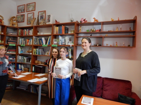 Zdjęcie prezentuje wręczenie nagród w powiatowych konkursach plastycznych „Kto Ty jesteś? Polak mały” i „Gloria victis – chwała zwyciężonym”, które odbyło się 8 maja 2023 r. w siedzibie Powiatowej Biblioteki Publicznej w Puławach.