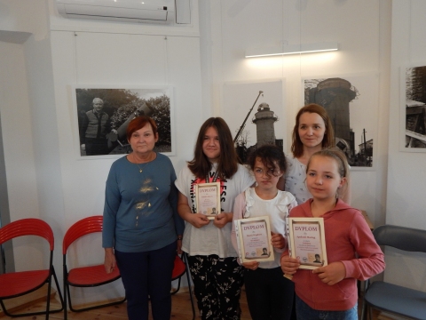 Zdjęcie prezentuje uroczyste wręczenie nagród w powiatowym konkursie plastycznym „Z wizytą w bajkowym świecie Marii Konopnickiej”. 