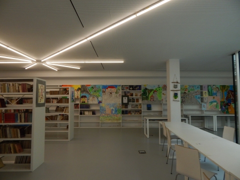 Zdjęcie prezentuje zwiedzanie Gminnego Zespołu Szkół w Kazimierzu Dolnym w ramach Dnia Bibliotekarza.