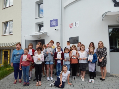 Zdjęcie prezentuje uroczyste wręczenie nagród w powiatowym konkursie plastycznym „Z wizytą w bajkowym świecie Marii Konopnickiej”. 