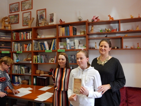 Zdjęcie prezentuje wręczenie nagród w powiatowych konkursach plastycznych „Kto Ty jesteś? Polak mały” i „Gloria victis – chwała zwyciężonym”, które odbyło się 8 maja 2023 r. w siedzibie Powiatowej Biblioteki Publicznej w Puławach.