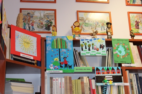 Zdjęcie prezentuje wręczenie nagród w powiatowym konkursie plastycznym: „Z życzliwością na co dzień” które odbyło się 12 marca 2024 r. w siedzibie Powiatowej Biblioteki Publicznej w Puławach.