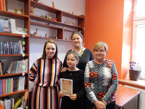 Zdjęcie prezentuje wręczenie nagród w powiatowych konkursach plastycznych „Kto Ty jesteś? Polak mały” i „Gloria victis – chwała zwyciężonym”, które odbyło się 8 maja 2023 r. w siedzibie Powiatowej Biblioteki Publicznej w Puławach.