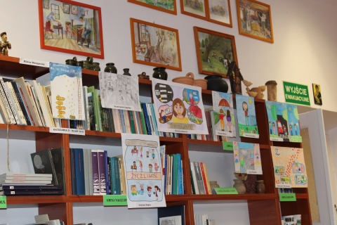 Zdjęcie prezentuje wręczenie nagród w powiatowym konkursie plastycznym: „Z życzliwością na co dzień” które odbyło się 12 marca 2024 r. w siedzibie Powiatowej Biblioteki Publicznej w Puławach.