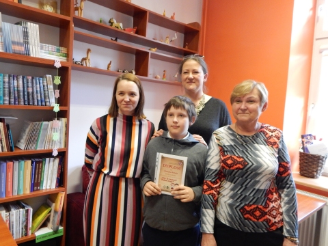 Zdjęcie prezentuje wręczenie nagród w powiatowych konkursach plastycznych „Kto Ty jesteś? Polak mały” i „Gloria victis – chwała zwyciężonym”, które odbyło się 8 maja 2023 r. w siedzibie Powiatowej Biblioteki Publicznej w Puławach.