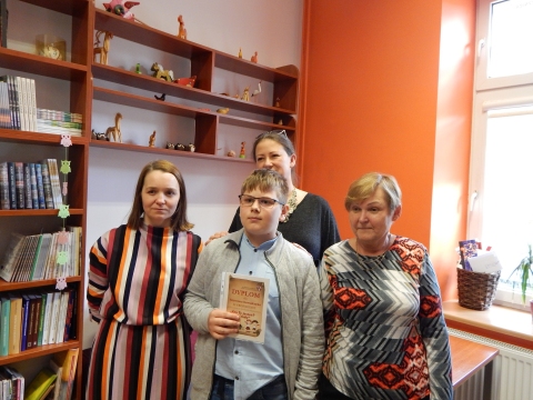 Zdjęcie prezentuje wręczenie nagród w powiatowych konkursach plastycznych „Kto Ty jesteś? Polak mały” i „Gloria victis – chwała zwyciężonym”, które odbyło się 8 maja 2023 r. w siedzibie Powiatowej Biblioteki Publicznej w Puławach.