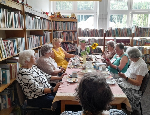 Zdjęcie prezentuje lipcowe spotkania kazimierskiego Dyskusyjnego Klubu Książki. 