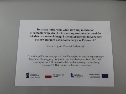 Tablica opisująca wydarzenie „Jak dawniej mówiono” w ramach projektu „Ochrona i wykorzystanie zasobów dziedzictwa materialnego i niematerialnego dotyczącego obserwatorium astronomicznego w Puławach”.