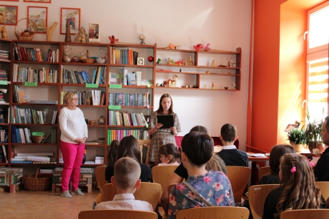 Zdjęcie prezentuje wręczenie nagród w powiatowym konkursie plastycznym „Wkomponuj Stefana Żeromskiego w pejzaż Nałęczowa”  które odbyło się 21 maja 2025 r. w siedzibie Powiatowej Biblioteki Publicznej w Puławach.