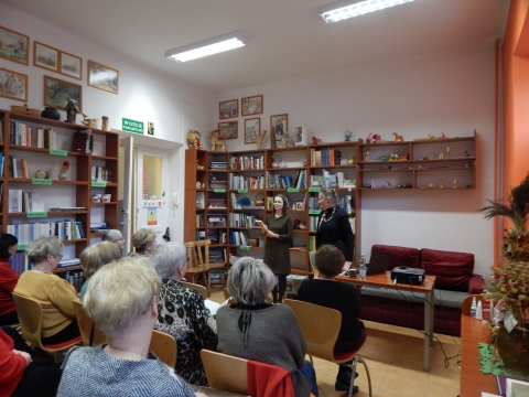 Zdjęcie prezentuje spotkanie autorskie z Wandą Michalak w ramach Powiatowego Klubu Książki, które odbyło się w Powiatowej Bibliotece Publicznej 25 stycznia 2023 r. o godz. 12.OO.