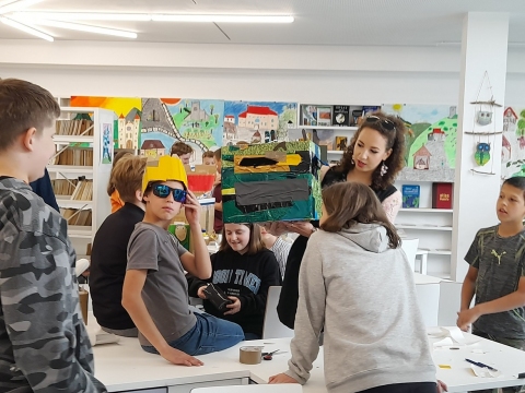  Fotorelacja z wydarzeń, które odbyły się w ramach projektu "Podróże z książką" realizowanego przez Małgorzatę Józefacką, Barbarę Dzikoń i Bibliotekę Publiczną w Kazimierzu Dolnym.