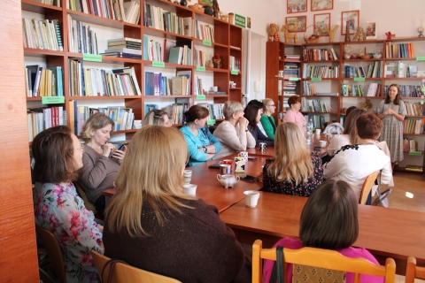 Zdjęcie prezentuje szkolenie dla bibliotekarzy z terenu powiatu puławskiego, kute odbyło się  17 kwietnia 2026 r. w Powiatowej Bibliotece Publicznej w Puławach. Na zdjęciu dyrektor biblioteki powiatowej Katarzyna Adamowska-Kane i bibliotekarze z terenu powiatu. 