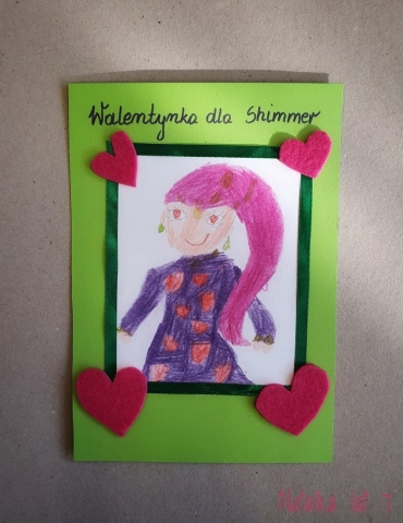 Jedna z trzech wygranych prac w Walentynkowym Konkursie Książkowym, na zielonym tle narysowana Shimmer z bajki Shimmer i Shine