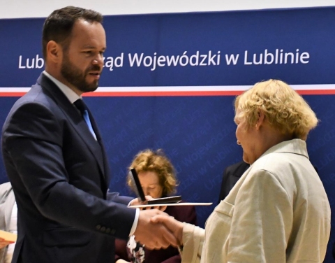 Zdjęcie prezentuje wręczenie dyplomu pani dyrektor Danuta Szlendak przez wojewodę lubelskiego Krzysztofa Komorskiego podczas obchodów Dnia Działacza Kultury, które odbyło się 30 maja 2025 r. w Urzędzie Wojewódzkim w Lublinie.