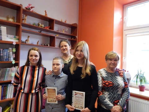 Zdjęcie prezentuje wręczenie nagród w powiatowych konkursach plastycznych „Kto Ty jesteś? Polak mały” i „Gloria victis – chwała zwyciężonym”, które odbyło się 8 maja 2023 r. w siedzibie Powiatowej Biblioteki Publicznej w Puławach.