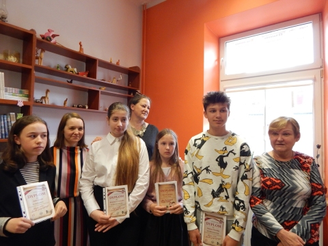 Zdjęcie prezentuje wręczenie nagród w powiatowych konkursach plastycznych „Kto Ty jesteś? Polak mały” i „Gloria victis – chwała zwyciężonym”, które odbyło się 8 maja 2023 r. w siedzibie Powiatowej Biblioteki Publicznej w Puławach.