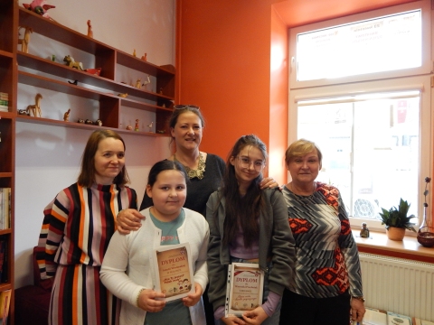 Zdjęcie prezentuje wręczenie nagród w powiatowych konkursach plastycznych „Kto Ty jesteś? Polak mały” i „Gloria victis – chwała zwyciężonym”, które odbyło się 8 maja 2023 r. w siedzibie Powiatowej Biblioteki Publicznej w Puławach.