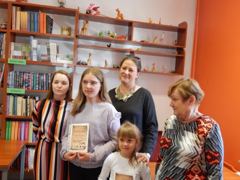 Zdjęcie prezentuje wręczenie nagród w powiatowych konkursach plastycznych „Kto Ty jesteś? Polak mały” i „Gloria victis – chwała zwyciężonym”, które odbyło się 8 maja 2023 r. w siedzibie Powiatowej Biblioteki Publicznej w Puławach.