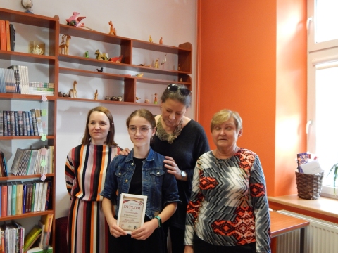 Zdjęcie prezentuje wręczenie nagród w powiatowych konkursach plastycznych „Kto Ty jesteś? Polak mały” i „Gloria victis – chwała zwyciężonym”, które odbyło się 8 maja 2023 r. w siedzibie Powiatowej Biblioteki Publicznej w Puławach.