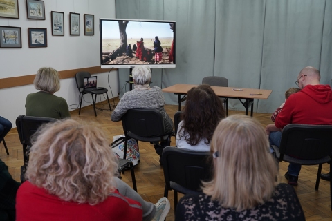 Zdjęcie prezentuje spotkanie z cyklu „Kobieta w podróży”. Które odbyło się 14.02.2024 r. w Gminnej Bibliotece Publicznej w Końskowoli. 