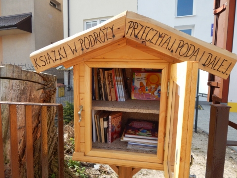 Zdjęcie przedstawia budkę bookcrossingową znajdującą się przy wejściu do Obserwatorium Astronomicznego, przy ulicy Filtrowej 50 w Puławach.