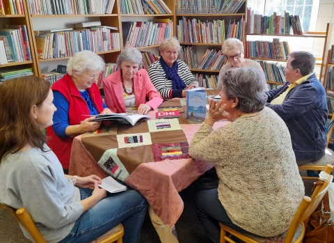 Zdjęcie prezentuje spotkanie kazimierskiego Dyskusyjnego Klubu Książki.
