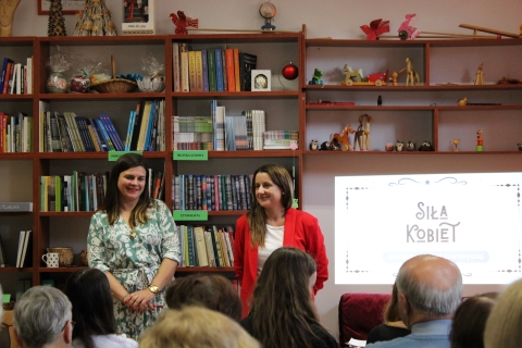 Zdjęcie prezentuje spotkanie Powiatowego Klubu Książki, które odbyło się 18 marca 2025 r. o godzinie 13:00 w Powiatowej Bibliotece Publicznej w Puławach a dotyczyło Izabeli Czartoryskiej. Wykład poprowadziły Justyna Chabros- nauczycielka historii oraz Katarzyna Dorosz–Dębska – psycholożka.