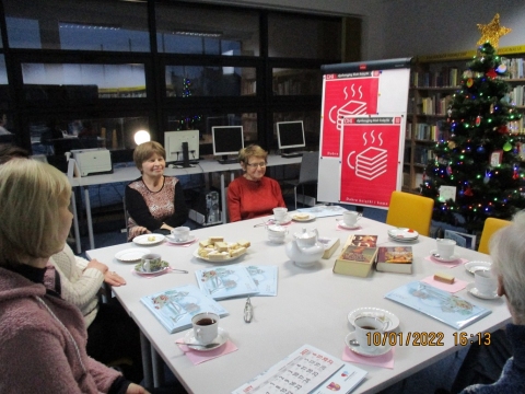 Zdjęcie prezentuje uczestników styczniowego spotkania Dyskusyjnego Klubu Książki w Górze Puławskiej.