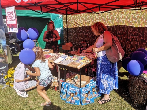 Zdjęcie prezentuje stoisko Gminnej Biblioteki Publicznej w Puławach z siedzibą w Górze Puławskiej podczas Dożynek Powiatowych 2022.