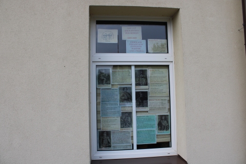 Zdjęcie prezentuje wystawę na oknach Powiatowej Biblioteki Publicznej prezentująca cytaty z literatury opisujące tych władców z dynastii Piastów.