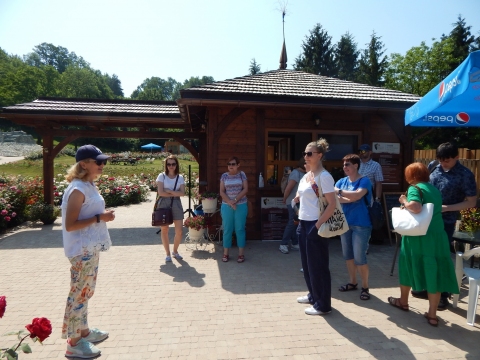 Zdjęcie prezentuje zwiedzanie Parku Miliona Róż i Zabytków Kresowych w Kazimierzu Dolnym w ramach Dnia Bibliotekarza.
